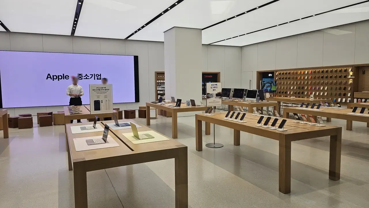 Inside an Apple Store in Seoul, with a sign reading iPhone at 0% interest for up to 24 months
