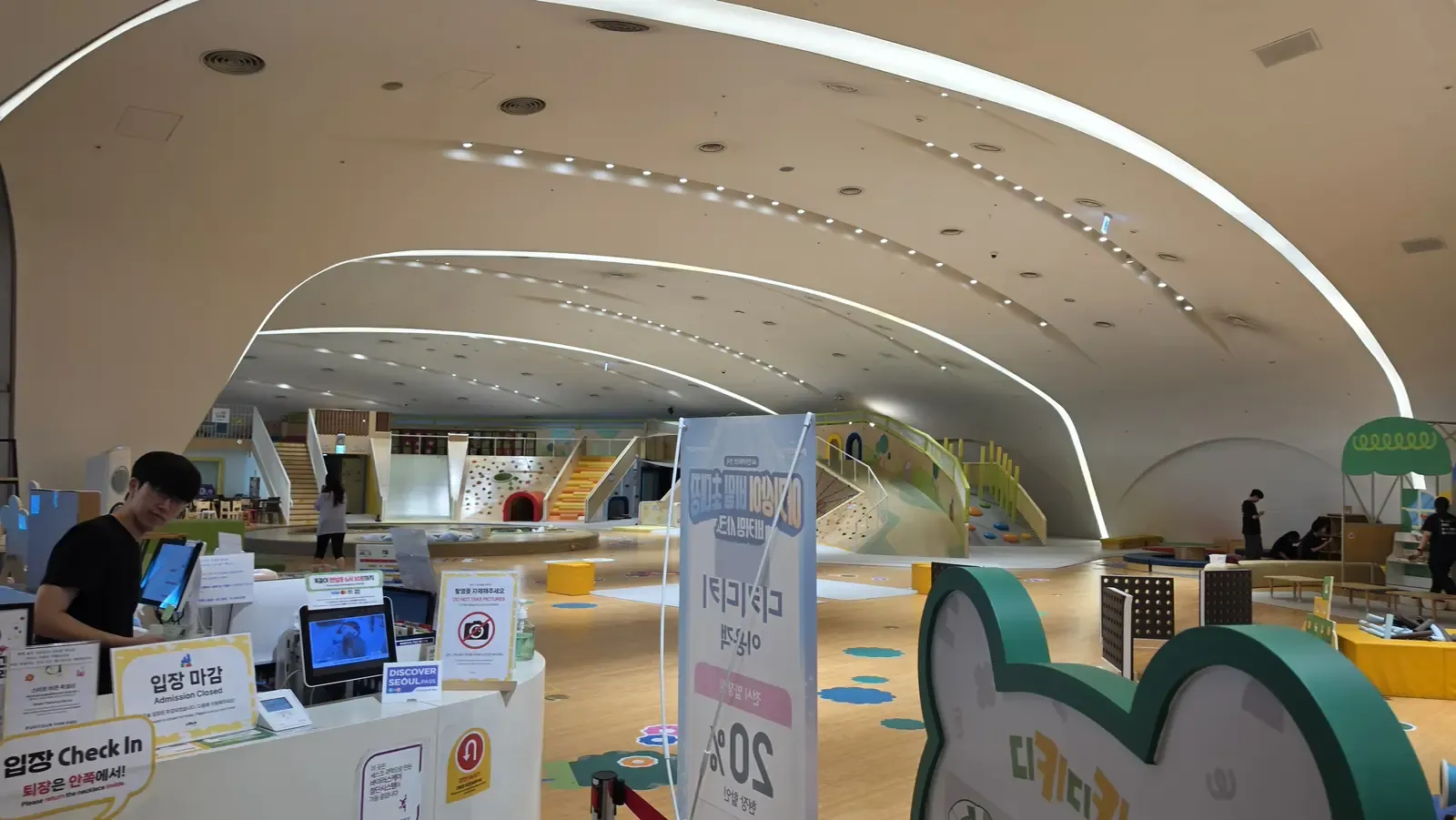 A kids cafe check-in counter in Seoul with an Admission Closed sign