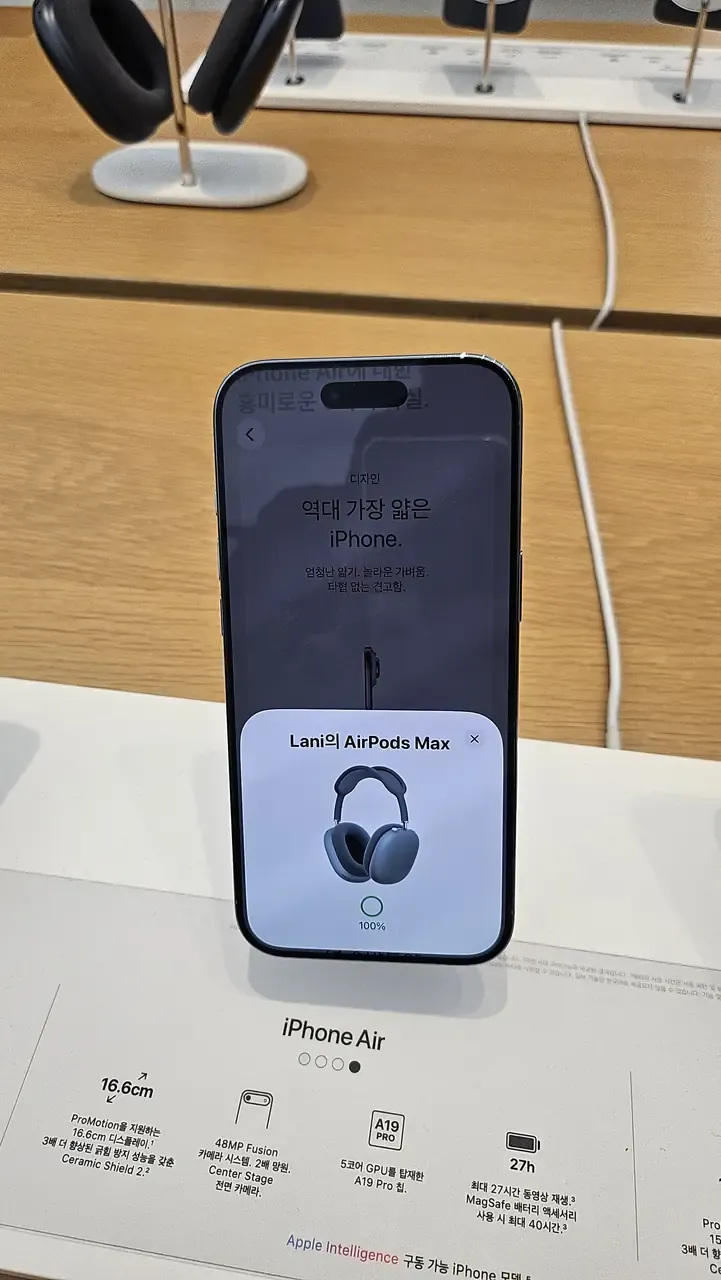An iPhone Air on display beside its Korean spec card, listing screen size, camera, chip and battery life